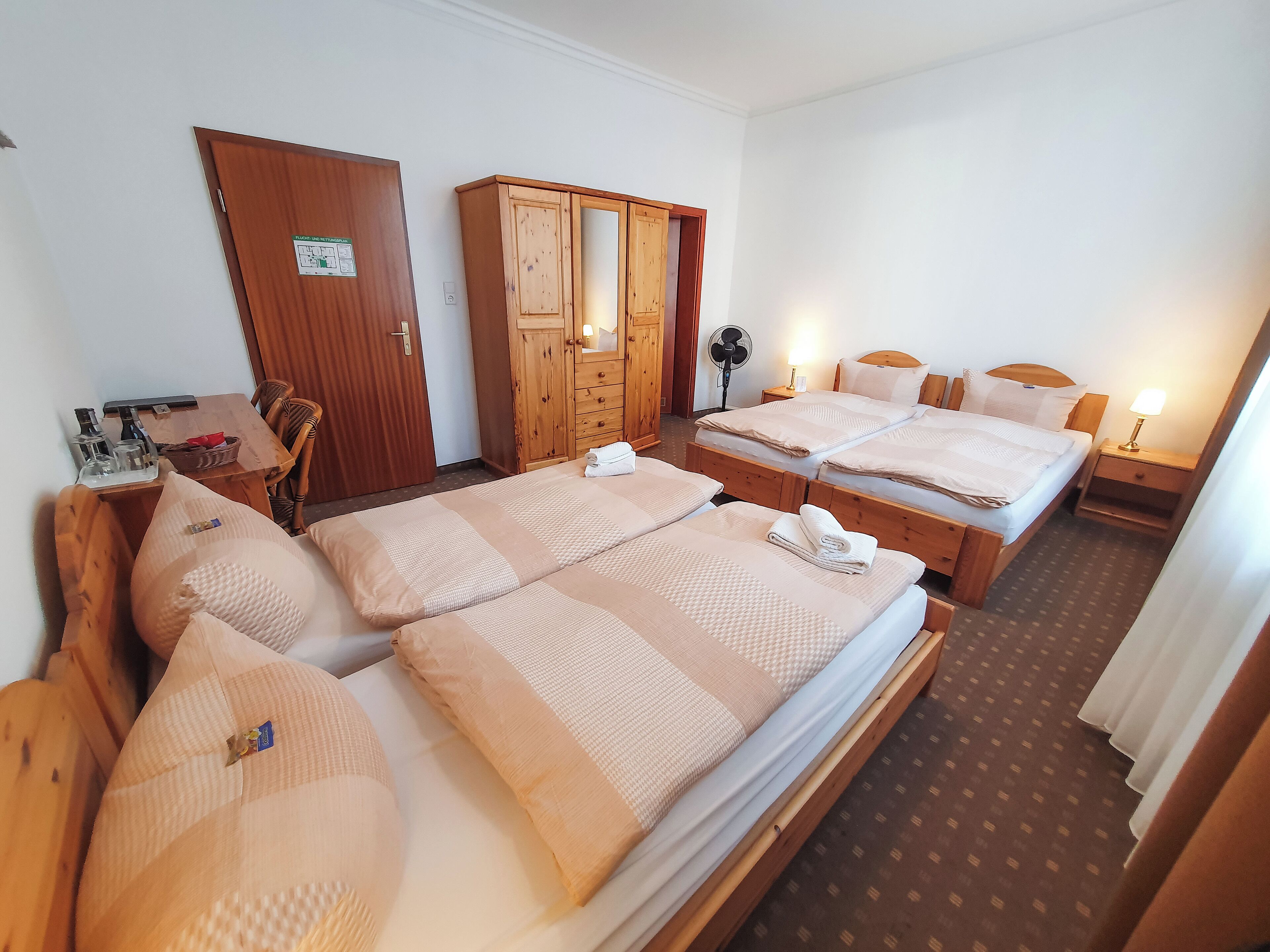 Hypo-allergenic bedding, desk, cots/infant beds, free WiFi