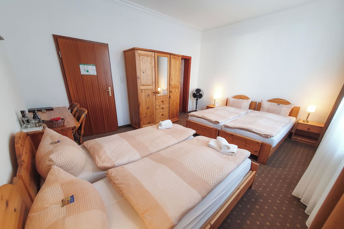 Hypo-allergenic bedding, desk, cots/infant beds, free WiFi