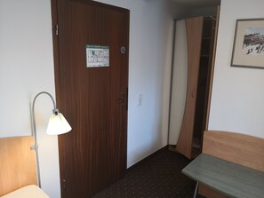 Hypo-allergenic bedding, desk, cots/infant beds, free WiFi - Pension Am Heusteig  (Stuttgart)