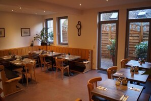 Daily buffet breakfast (EUR 8 per person) - Pension Am Heusteig  (Stuttgart)