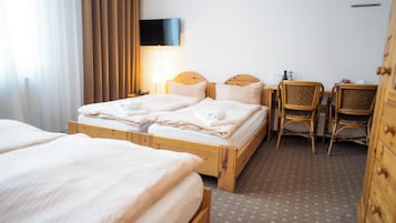 Standard-Vierbettzimmer | Allergikerbettwaren, Schreibtisch, Babybetten, kostenloses WLAN