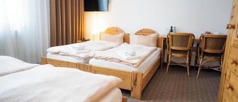 スタンダード 4 人部屋 | 低刺激性寝具、デスク、ベビーベッド、WiFi (無料)