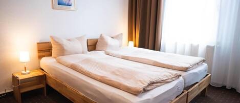 Allergikerbettwaren, Schreibtisch, Babybetten, kostenloses WLAN