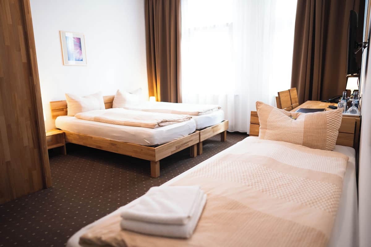 Hypo-allergenic bedding, desk, cots/infant beds, free WiFi