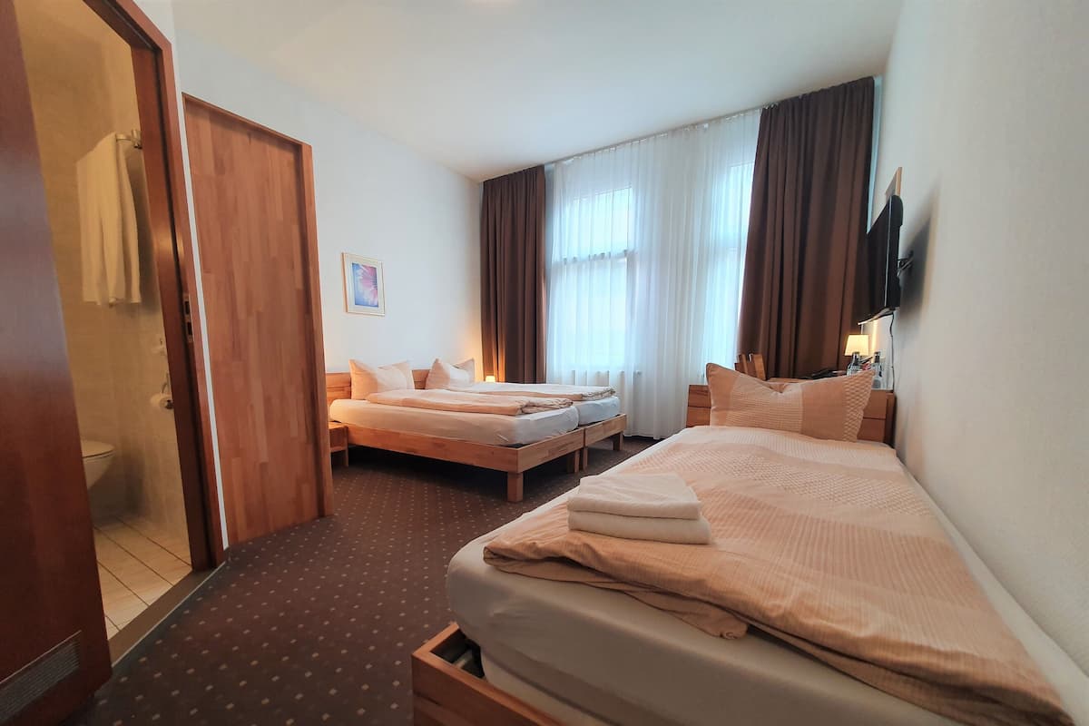 スタンダード トリプルルーム | 低刺激性寝具、デスク、ベビーベッド、WiFi (無料)