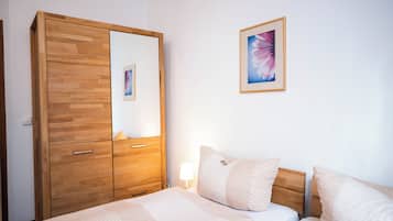 Standard Triple Room | Hypo-allergenic bedding, desk, cribs/infant beds, free WiFi