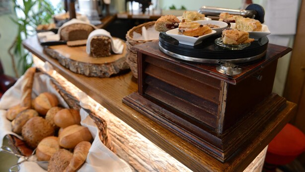 A buffet with various breads and pastries. - Granus (Aachen)