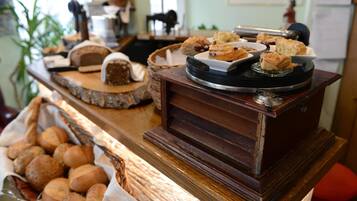 Tägliches inbegriffenes kontinentales Frühstück