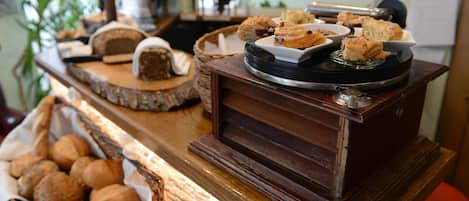 Tägliches inbegriffenes kontinentales Frühstück