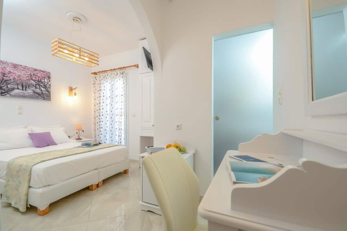 Dubbelrum eller tvåbäddsrum | Värdeförvaringsskåp på rummet, skrivbord och arbetsyta för laptop