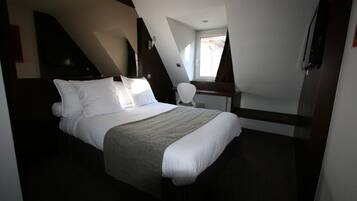 Muebles diferentes, escritorio y tabla de planchar con plancha