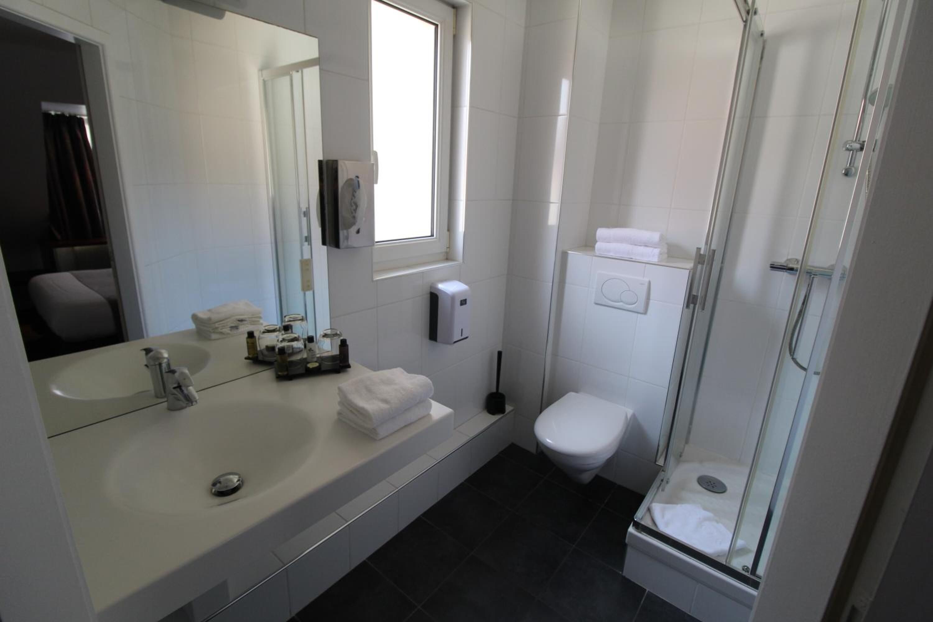 Toalettartikler (inkludert), hårføner og håndklær