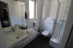 Articles de toilette gratuits, sèche-cheveux, serviettes fournies