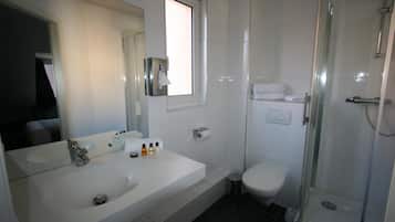 Articles de toilette gratuits, sĂšche-cheveux, serviettes fournies
