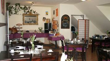 Free daily buffet breakfast