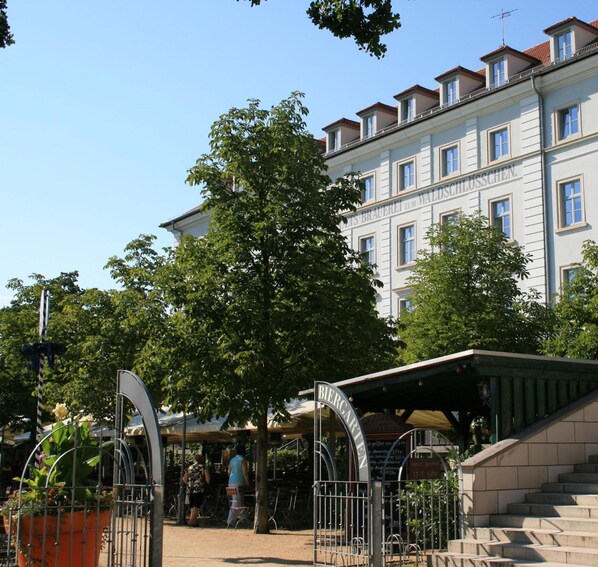 A building with multiple windows and a sign that reads 'Biergarten zum Waldschlosschen.' - Hotel am Waldschlösschen (Dresden)