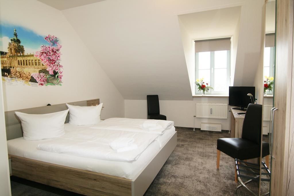 2 bedrooms, desk, laptop workspace, free wifi