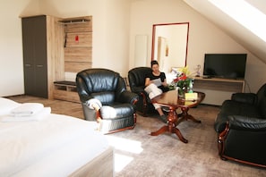 2 Schlafzimmer, Schreibtisch, laptopgeeigneter Arbeitsplatz