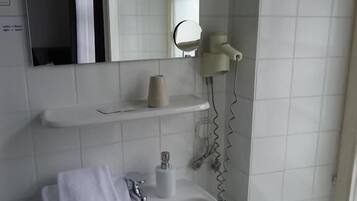 Dusche, kostenlose Toilettenartikel, Haartrockner