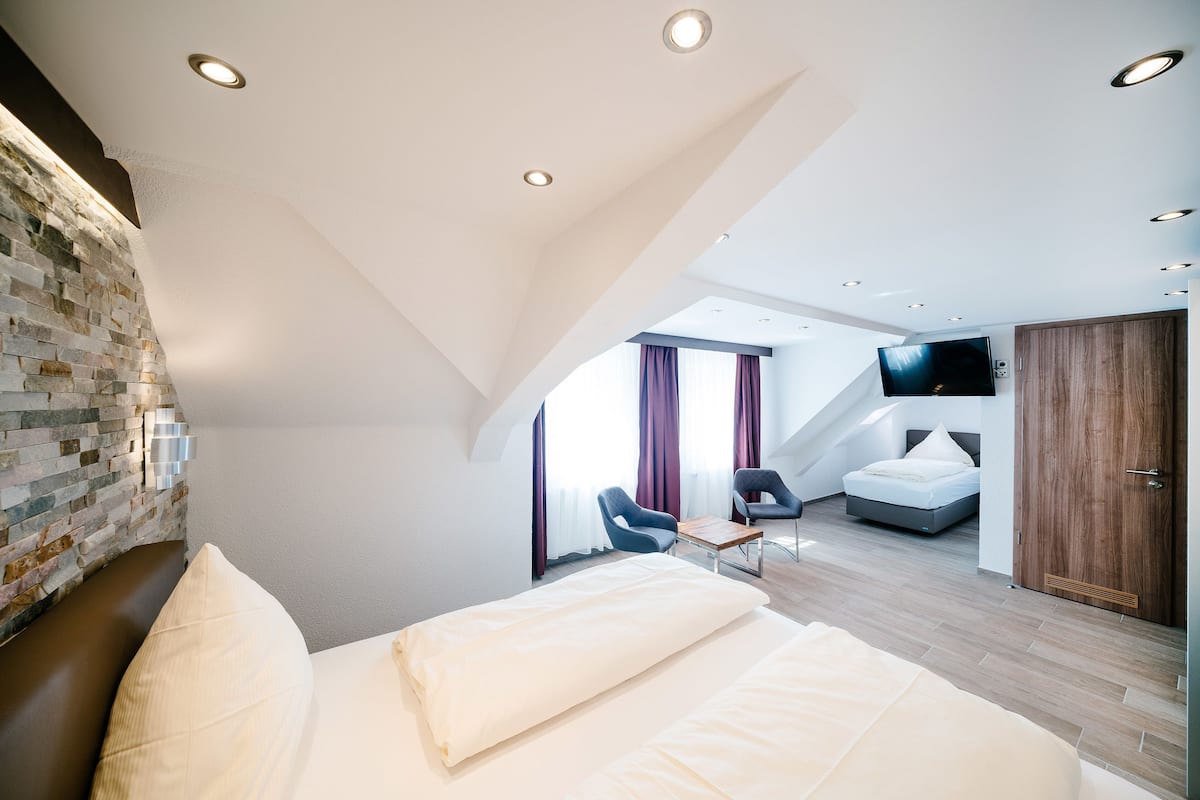 Klassieke driepersoonskamer | Een kluis op de kamer, verduisterende gordijnen, geluiddichte muren