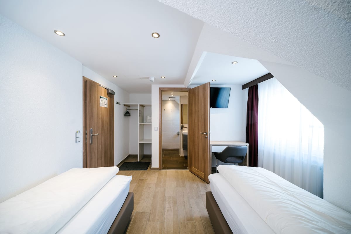 Standaard Twin kamer, 1 slaapkamer | Een kluis op de kamer, verduisterende gordijnen, geluiddichte muren