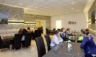 每日供应自助式早餐（每人 EUR 12.90）