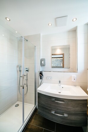 Comfort Triple Room | Bathroom | Hair dryer, towels, soap, shampoo - Central City Hotel (Fuessen)