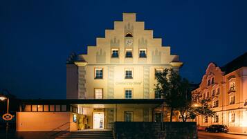 Fassade der Unterkunft – Abend/Nacht