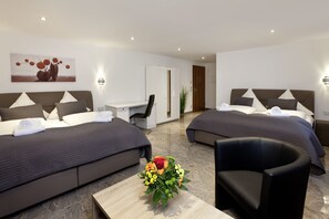 Superior Quadruple Room | In-room safe, blackout curtains, soundproofing, iron/ironing board - Central City Hotel (Fuessen)