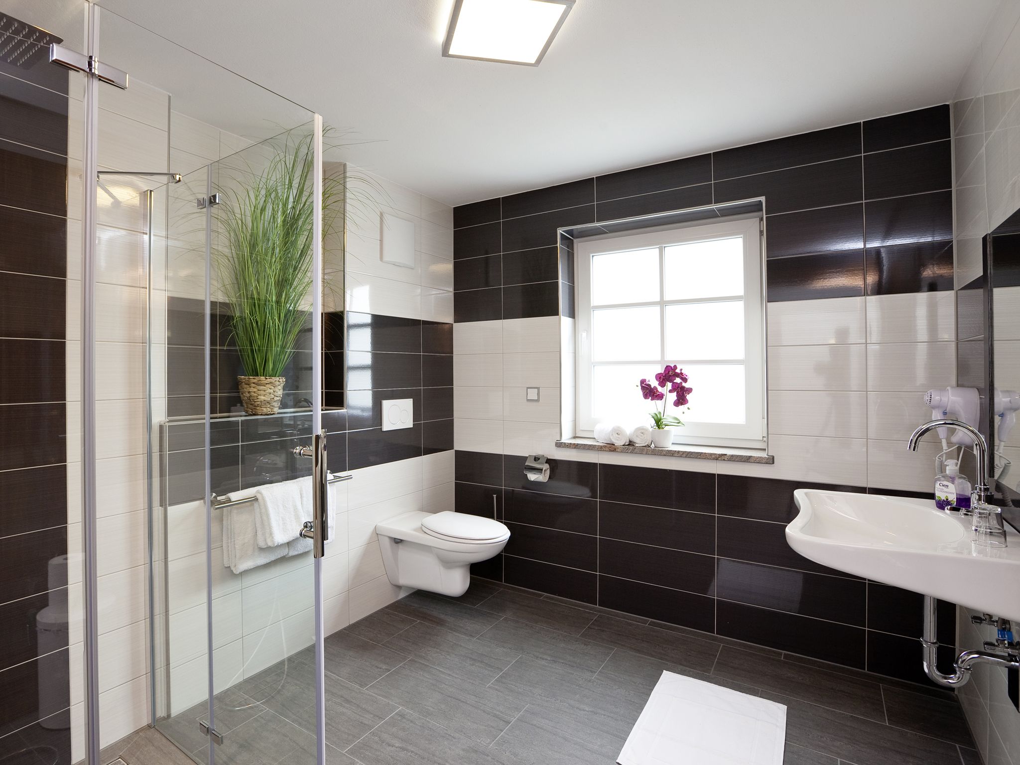 deluxe double room | bathroom | hair dryer, towels, soap, shampoo