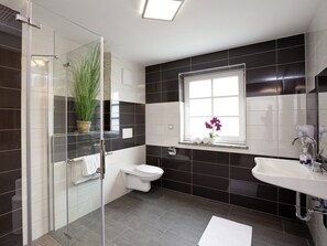 Deluxe Double Room | Bathroom | Hair dryer, towels, soap, shampoo - Central City Hotel (Fuessen)
