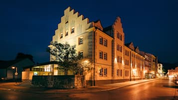 Voorkant accommodatie - avond/nacht