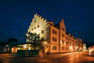 住宿正面 - 傍晚/夜晚