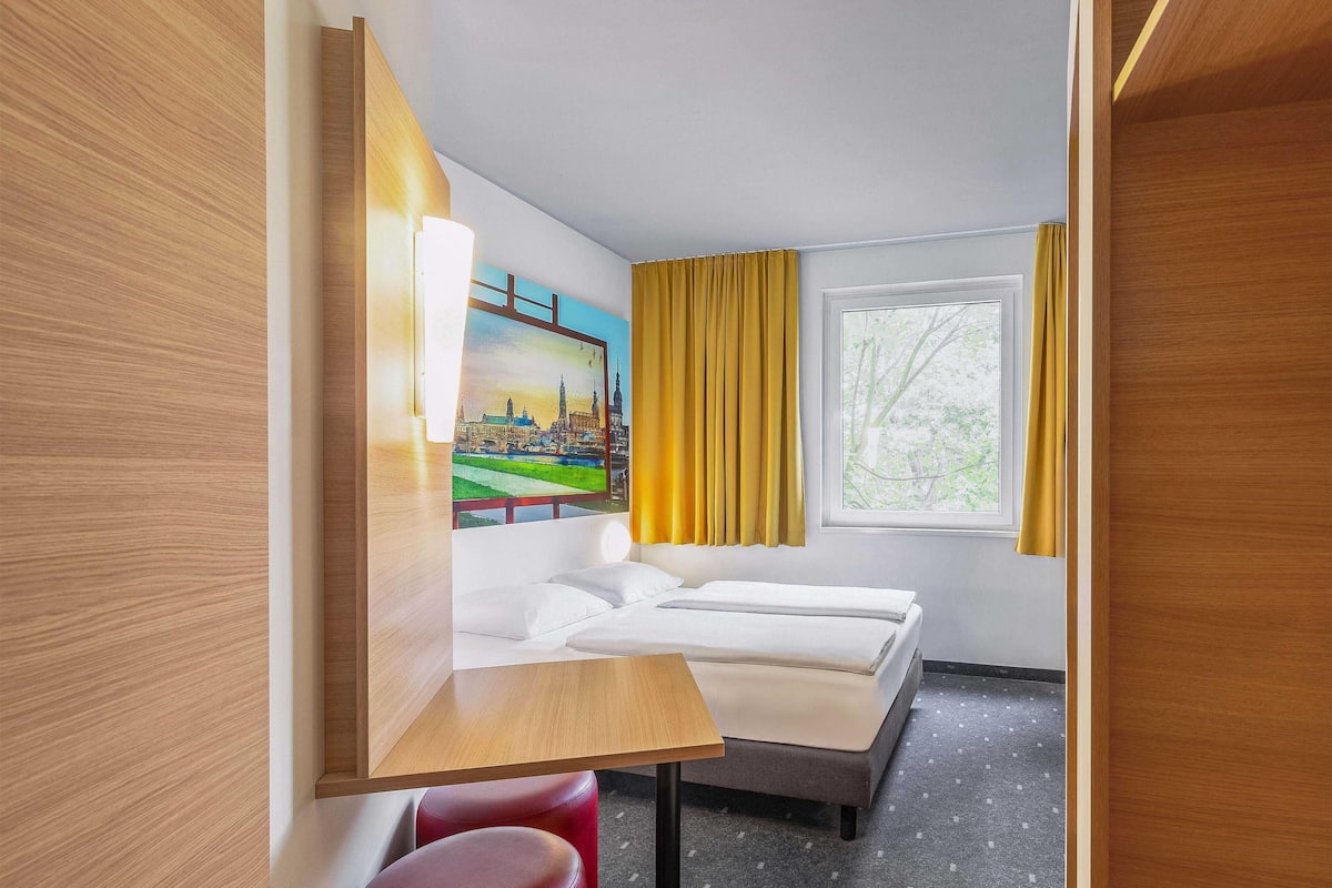 Desk, soundproofing, free WiFi, bed sheets