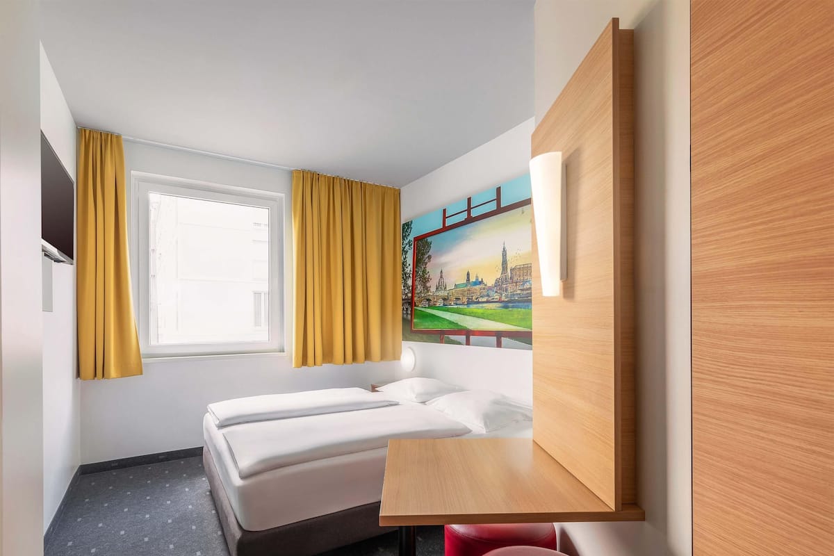 Desk, soundproofing, free WiFi, bed sheets