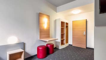 Desk, soundproofing, free WiFi, bed sheets