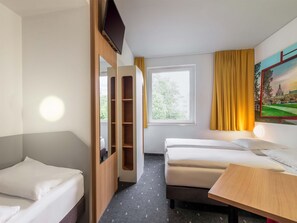 Desk, soundproofing, free WiFi, bed sheets