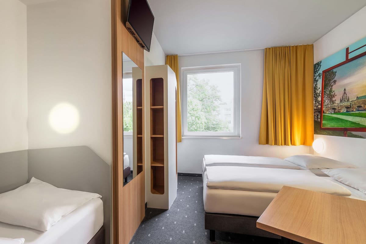 Triple Room | Desk, soundproofing, free WiFi, bed sheets