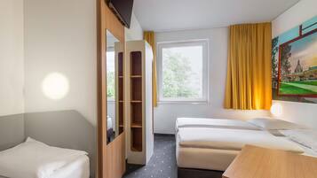 Desk, soundproofing, free WiFi, bed sheets