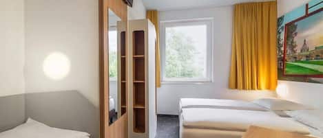 Kamar Triple | Meja kerja, kedap suara, Wi-Fi gratis, dan seprai linen
