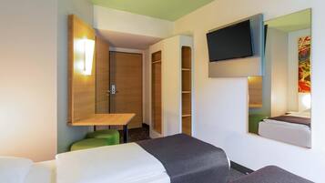 Escrivaninha, quartos à prova de som, Wi-Fi de cortesia, roupa de cama