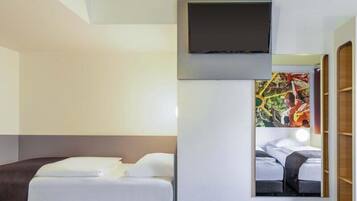 Dreibettzimmer | Schreibtisch, schallisolierte Zimmer, kostenloses WLAN, Bettwäsche