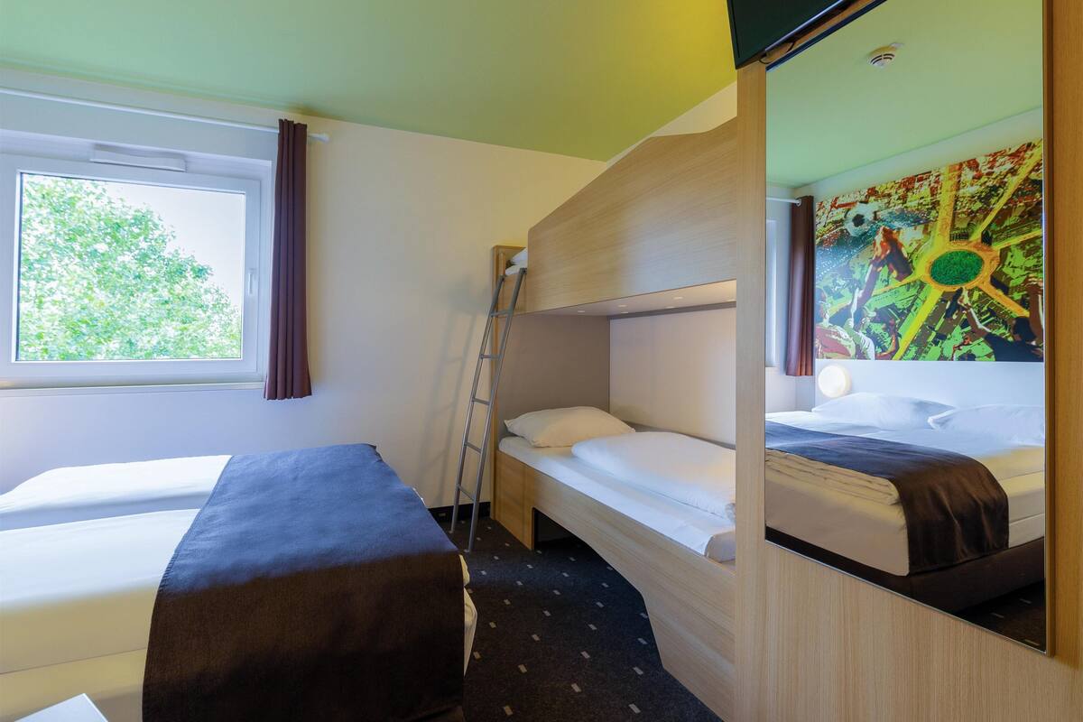 Vierbettzimmer | 1 Schlafzimmer, Schreibtisch, schallisolierte Zimmer, kostenloses WLAN