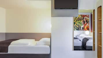 Desk, soundproofing, free WiFi, bed sheets