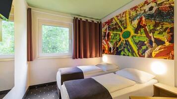 Twin Room | Desk, soundproofing, WiFi (free), bed sheets