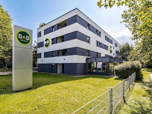 A B&B hotel with a modern design, featuring a flat roof and large windows. - B&B Hotel Dortmund-Messe (Dortmund)