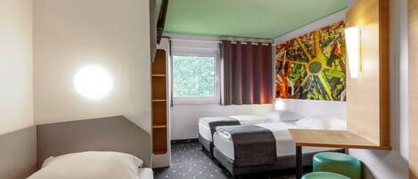 Desk, soundproofing, free WiFi, bed sheets