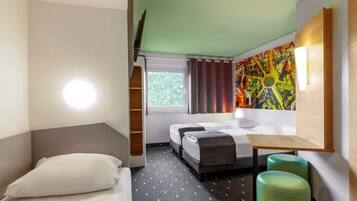 Desk, soundproofing, free WiFi, bed sheets