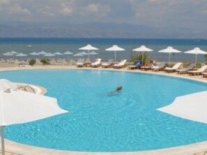 Outdoor pool - Chrismos Luxury Suites & Studios (Corfu)