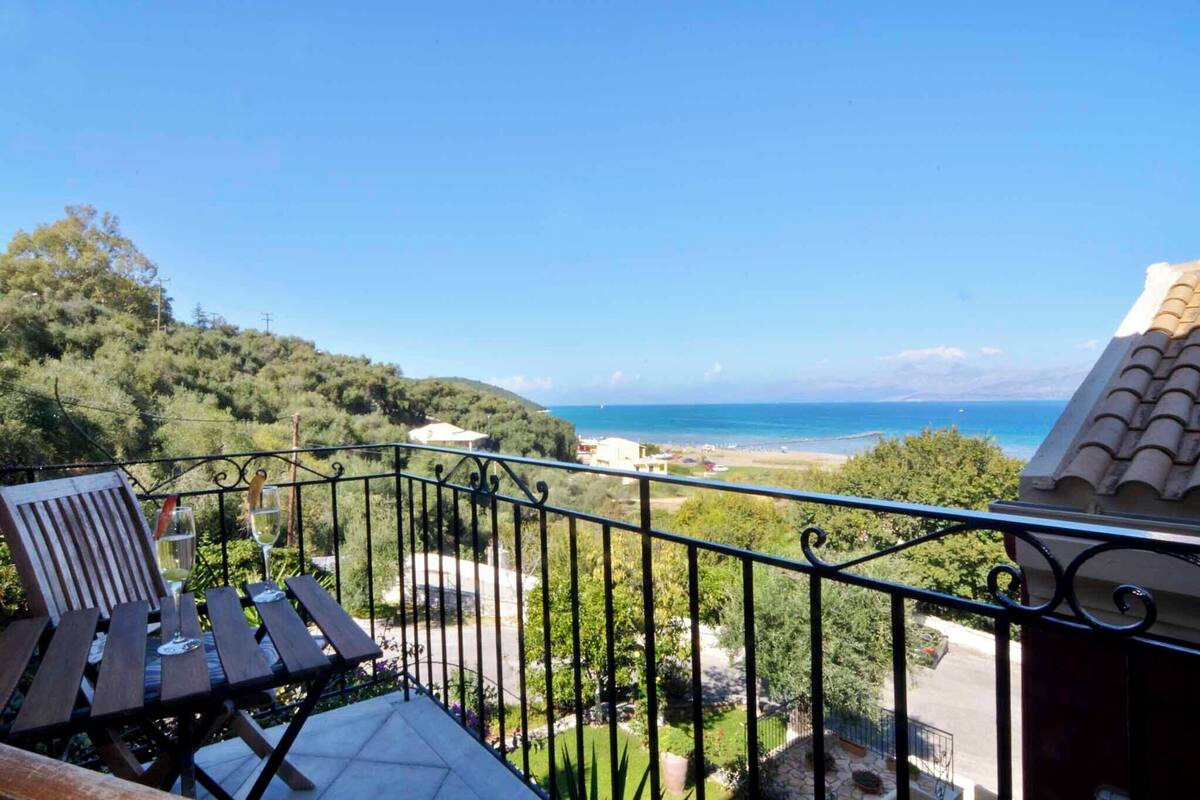 Ein Balkon mit Meerblick, einem Stuhl und einem Tisch.